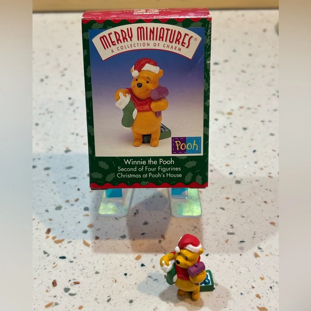 Hallmark Merry Miniatures‎ 1999 Winnie the Pooh Figurine Christmas at Pooh’s